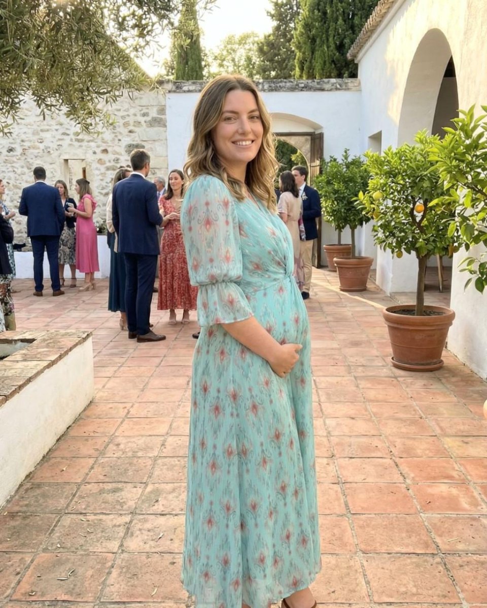 Second trimester pregnant wedding outfit