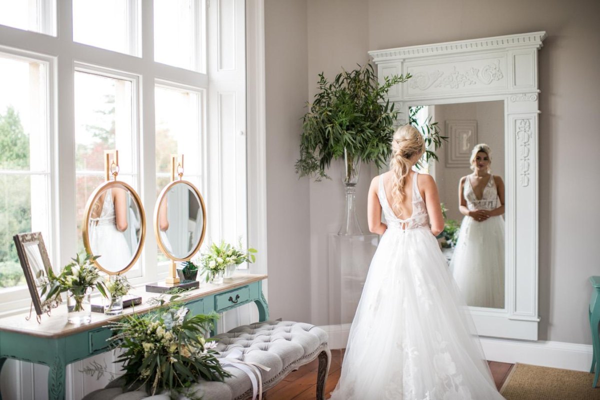 Bridal getting ready room at home wedding